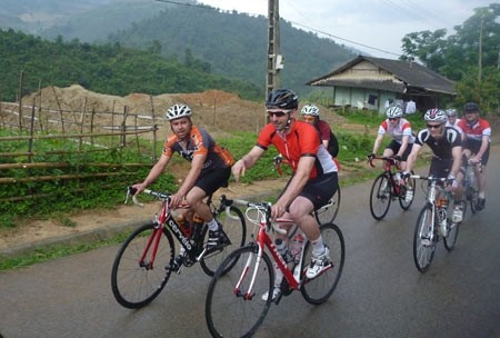 UK cyclists complete around-Vietnam ride  - ảnh 1